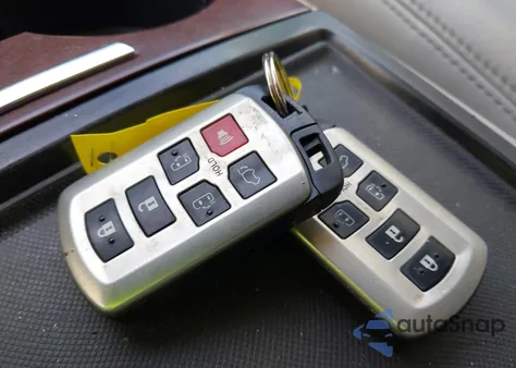 2012 Toyota Sienna Xle V6 8 Passenger from USA, damaged, VIN 5TDYK3DC2CS233687